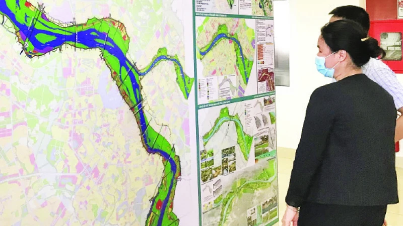Người dân tìm hiểu quy hoạch Phân khu đô thị sông Hồng.