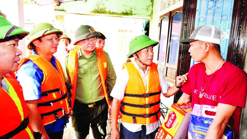 Lãnh đạo tỉnh Thừa Thiên Huế thăm hỏi, tặng quà người dân tại vùng "rốn lũ" huyện Quảng Điền.