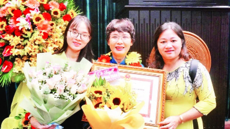 Cô Võ Thị Tuyết (đứng giữa) cùng con gái Nguyễn Thị Cẩm Tú (bên trái) trong buổi lễ nhận Giải thưởng Võ Trường Toản 2023.