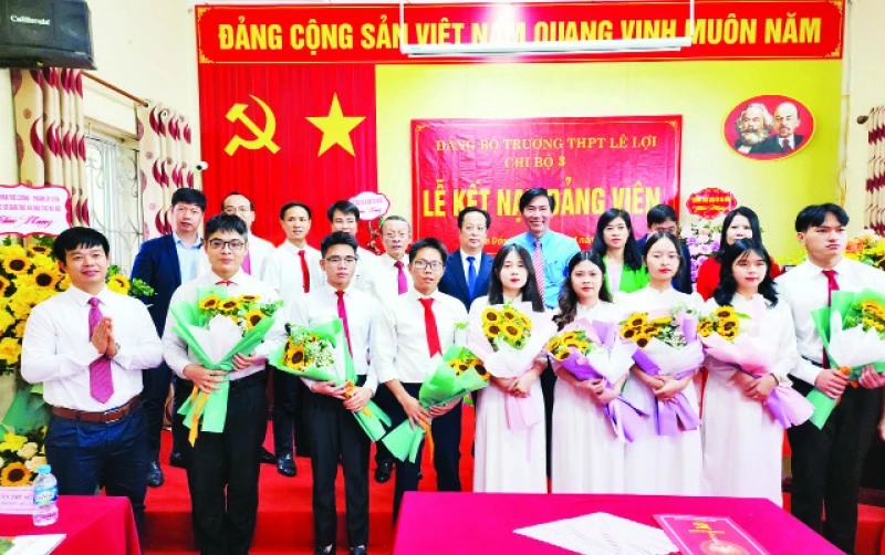 Lãnh đạo Sở Giáo dục và Đào tạo Hà Nội, Quận ủy Hà Đông chúc mừng các học sinh tiêu biểu của Trường THPT Lê Lợi (quận Hà Đông) được kết nạp Đảng.