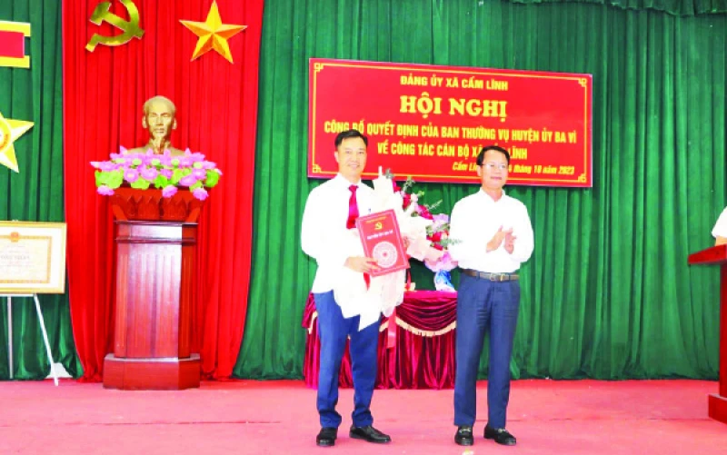 Lãnh đạo huyện Bà Vì (Hà Nội) trao quyết định điều động, bổ nhiệm Bí thư Đảng ủy xã Cẩm Lĩnh.