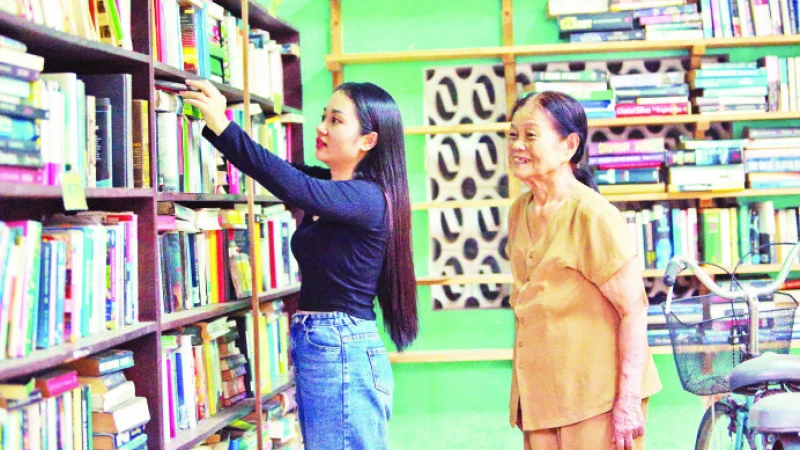 Bà Võ Thị Mai (bìa phải) giới thiệu sách cho bạn đọc. 