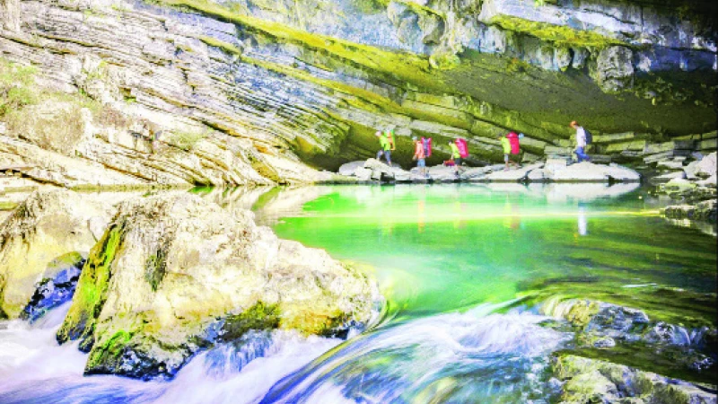 Khách du lịch khám phá hang động Tú Làn ở huyện Minh Hóa (Quảng Bình). 