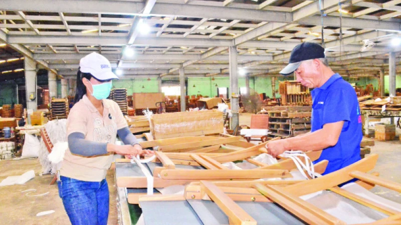 Sản xuất gỗ tại Công ty Hoàng Hưng, Bình Định.