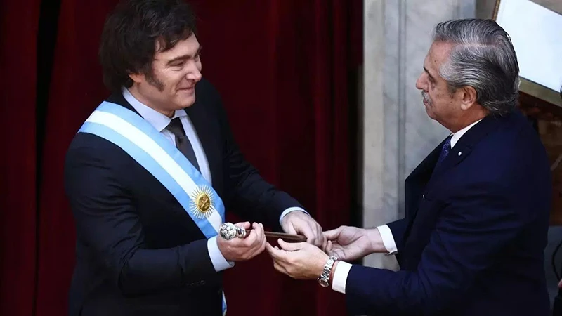 Tân Tổng thống Argentina Javier Milei (bên trái) tại lễ nhậm chức. (Ảnh EL DIARIO)