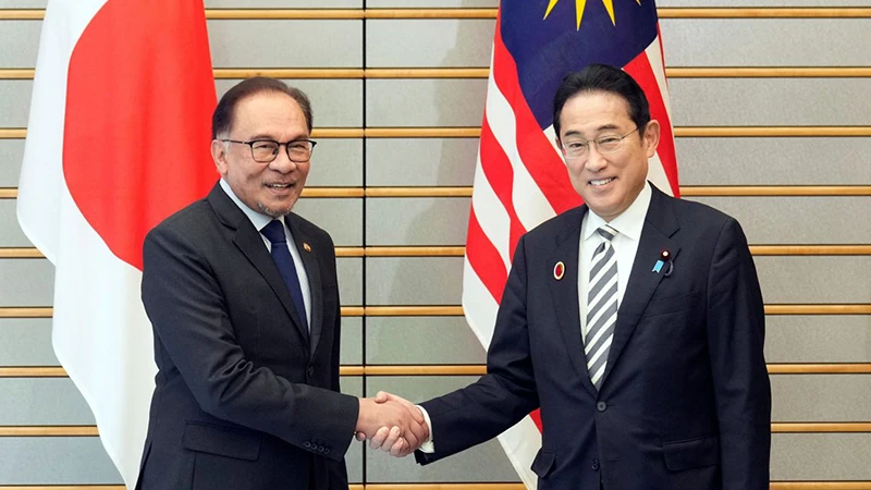 Hai Thủ tướng Malaysia và Nhật Bản tại cuộc gặp ở Tokyo. (Ảnh REUTERS)