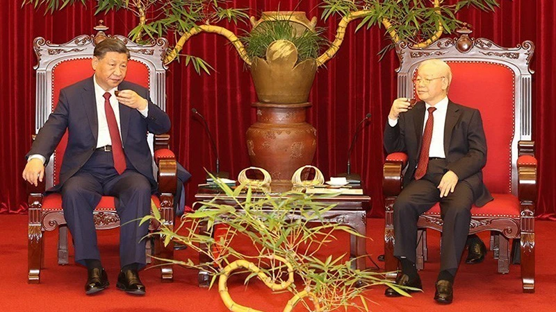 Tổng Bí thư Nguyễn Phú Trọng và Tổng Bí thư, Chủ tịch Trung Quốc Tập Cận Bình cùng thưởng thức trà tại Trụ sở Trung ương Đảng chiều 12/12/2023. (Ảnh TTXVN)