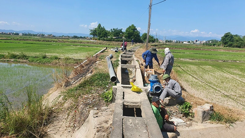 Công nhân Công ty TNHH Một thành viên Thủy nông Đồng Cam (Phú Yên) sửa chữa kênh mương.