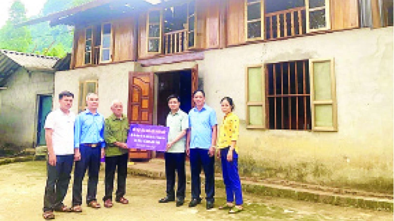 Lãnh đạo Ủy ban MTTQ tỉnh Tuyên Quang trao hỗ trợ sửa chữa nhà ở cho gia đình chính sách huyện Lâm Bình.