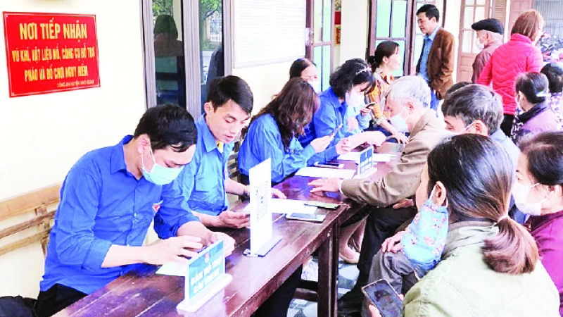 Đoàn viên, thanh niên xã Đồng Phong hướng dẫn người dân cài đặt ứng dụng định danh điện tử (VNeID).