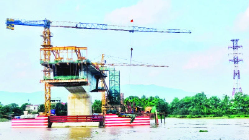 Công nhân thi công trên công trường xây dựng cầu Lại Xuân nối hai tỉnh Hải Phòng-Quảng Ninh.