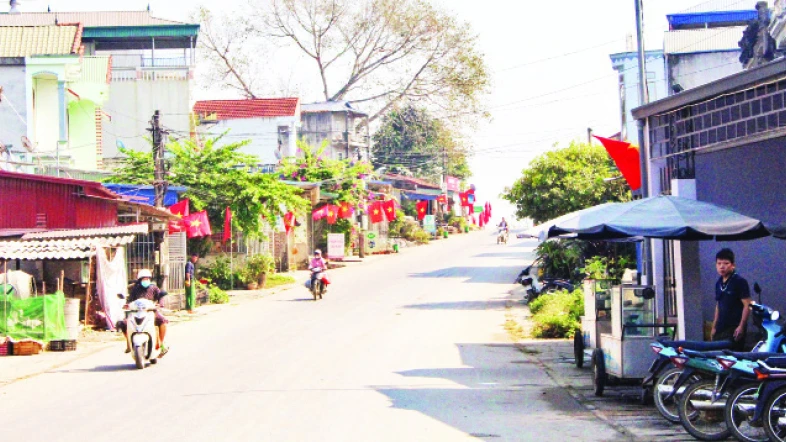 Đường giao thông nông thôn ở huyện Định Hóa được bê-tông hóa, góp phần hoàn thành tiêu chí xây dựng nông thôn mới.