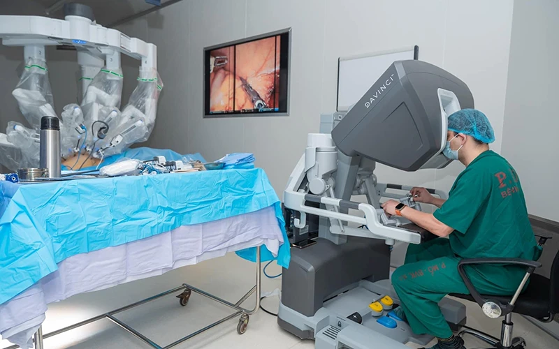 Sử dụng robot phẫu thuật cho người bệnh ung thư đường tiêu hóa tại Bệnh viện K. (Ảnh HÀ THÁI)