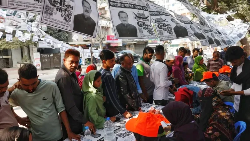 Cử tri Bangladesh xếp hàng tại điểm bỏ phiếu ở Dhaka. (Ảnh REUTERS)