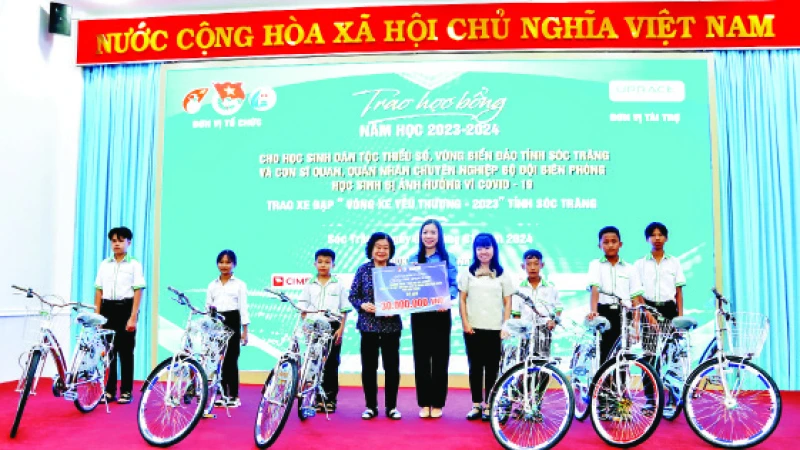 Nguyên Phó Chủ tịch nước Trương Mỹ Hoa trao học bổng và xe đạp do Báo Thiếu niên Tiền phong tặng học sinh tỉnh Sóc Trăng có hoàn cảnh khó khăn.