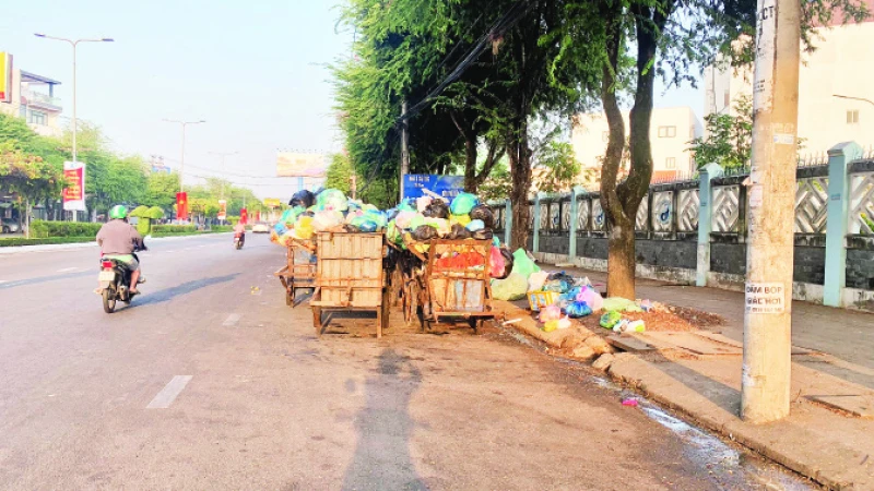 Không chỉ người dân, các đơn vị, doanh nghiệp thu gom, tập kết rác dưới lòng đường 30/4 trước cổng Bệnh viện Y học Cổ truyền (quận Ninh Kiều) gây ô nhiễm môi trường thời gian dài.