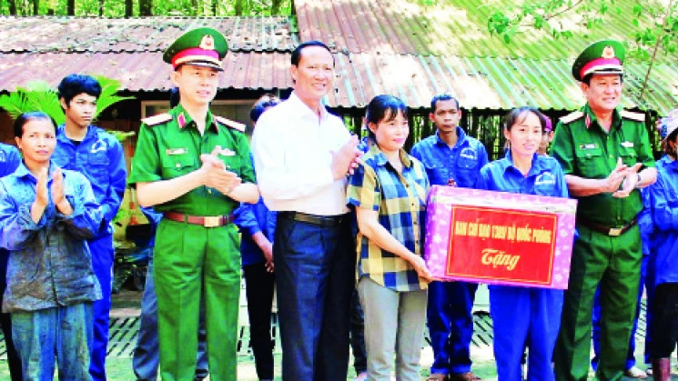 Đại diện Binh đoàn 16 thăm, tặng quà, động viên cán bộ, chiến sĩ, người lao động.