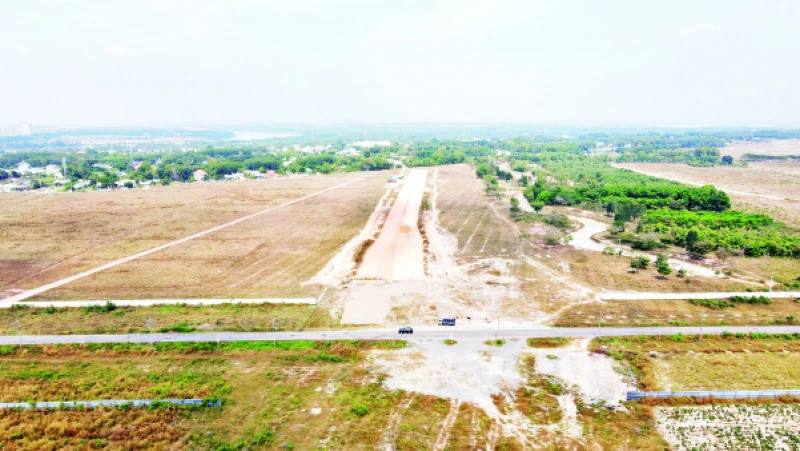 Một đoạn mặt bằng thuộc dự án đường vành đai 3 đã được huyện Nhơn Trạch bàn giao cho đơn vị thi công.