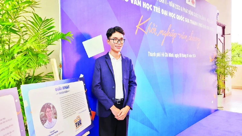 Trần Văn Thiên, sinh viên Trường đại học Y Dược Thành phố Hồ Chí Minh đoạt giải nhất thể loại truyện ngắn Giải thưởng Văn học trẻ Đại học Quốc gia Thành phố Hồ Chí Minh lần 2.