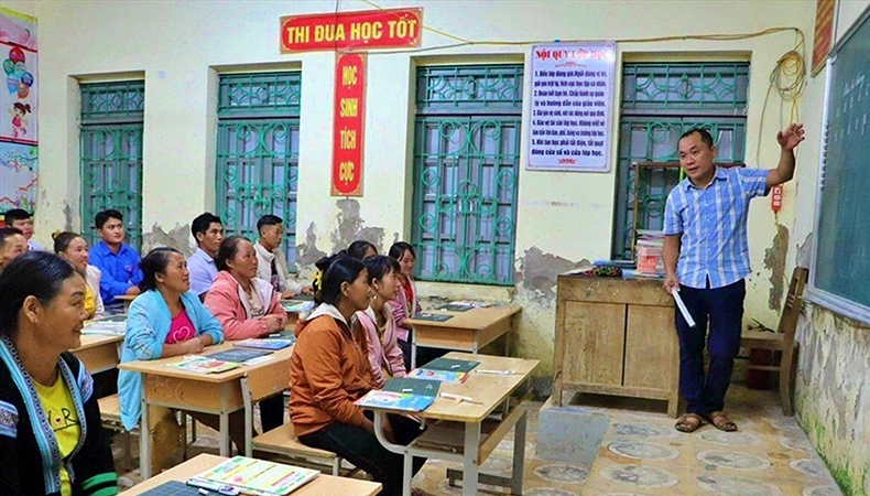 Lớp học xóa mù chữ tại bản Dền Thàng A, xã Dào San, huyện Phong Thổ, tỉnh Lai Châu. (Ảnh THÚY HỒNG)