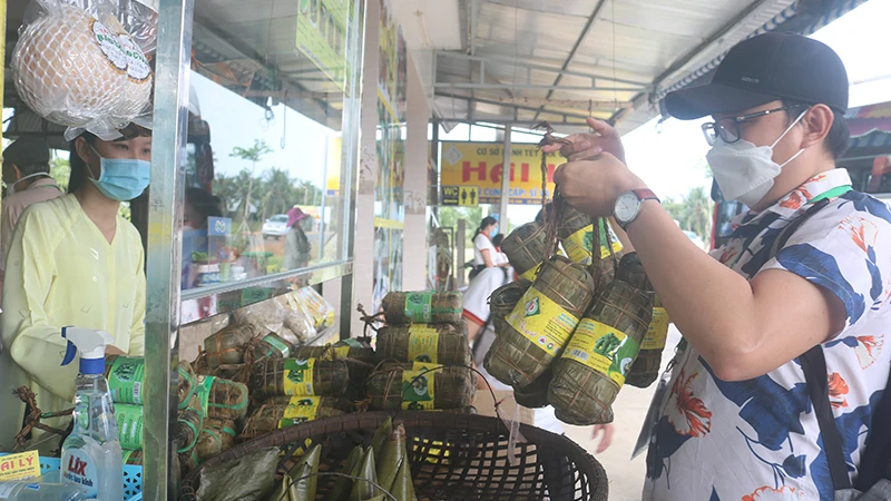 Bánh tét ba màu Trà Cuôn được người tiêu dùng ưa chuộng.