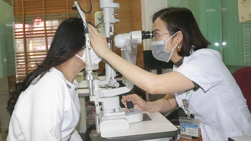 Khám, chữa bệnh cho người dân tại Bệnh viện đa khoa thành phố Vinh, tỉnh Nghệ An. (Ảnh TỪ THÀNH)