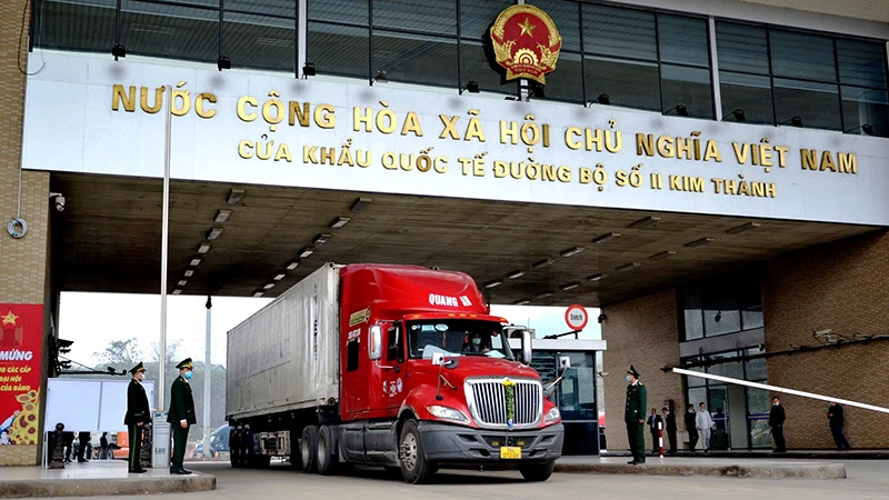 Xe hàng hóa tập kết tại Cửa khẩu số 2 Kim Thành.