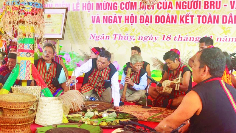 Các nghệ nhân trình diễn nghi lễ trong lễ hội mừng cơm mới của đồng bào Bru-Vân Kiều xã Ngân Thủy, huyện Lệ Thủy.