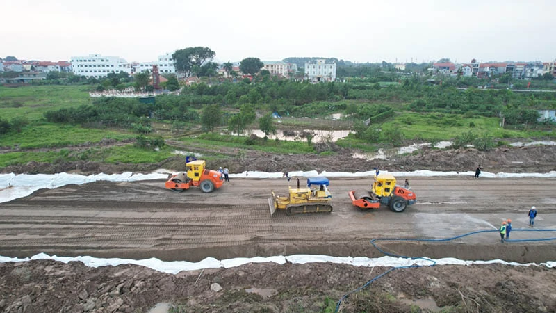 Công trường thi công dự án đường Vành đai 4-Vùng Thủ đô tại Hà Nội trong những ngày Tết Nguyên đán Giáp Thìn. Ảnh: Quốc Toản