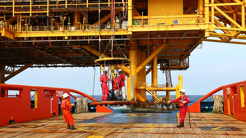 Cán bộ, kỹ sư ngành dầu khí triển khai lao động, sản xuất tại các công trình trên biển.