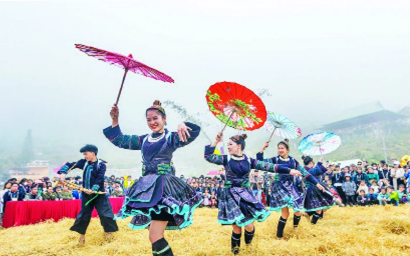 Trang phục dân tộc truyền thống của 13 dân tộc, 25 nhóm ngành trên địa bàn tỉnh Lào Cai sẽ được giới thiệu và trình diễn tại buổi lễ phát động cấp tỉnh. (Ảnh Ngọc Bằng)