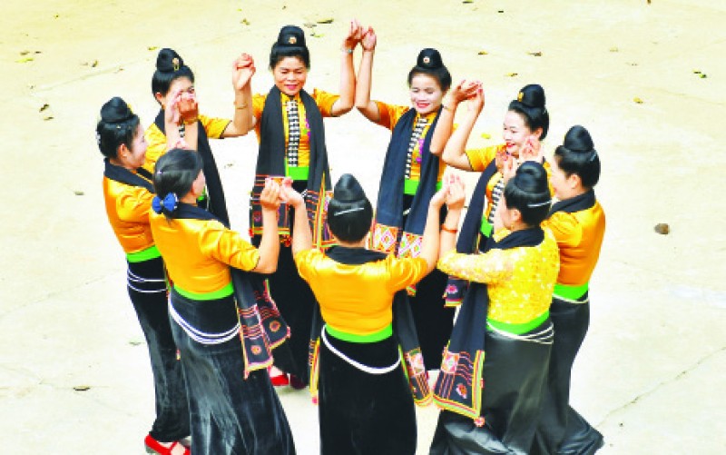 Đội văn nghệ bản Hồng Lếch Cang biểu diễn màn xòe truyền thống.