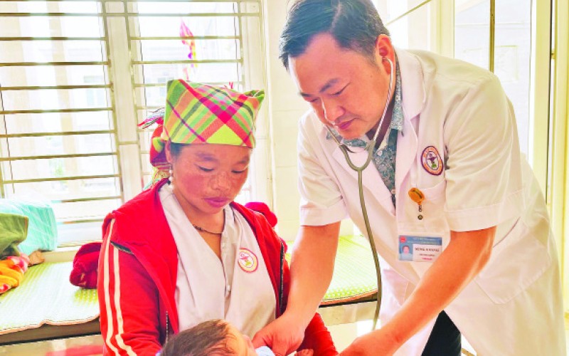 Bác sĩ Vang thăm khám bệnh cho trẻ em người dân tộc thiểu số huyện Trạm Tấu.