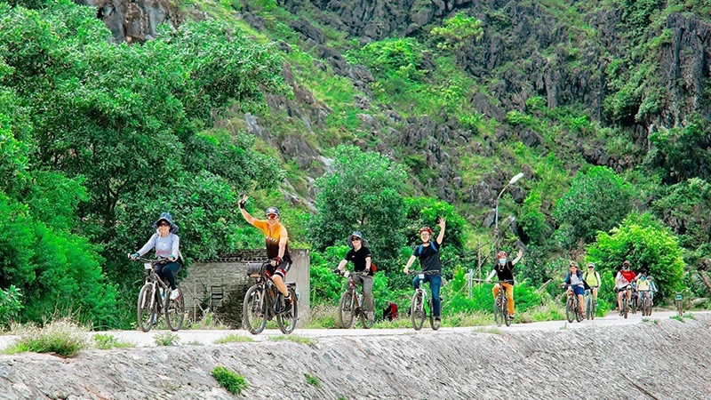 Tour đạp xe khám phá vẻ đẹp Ninh Bình. (Ảnh YẾN TRẦN)
