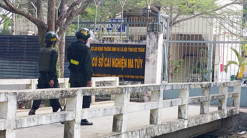 Lực lượng chức năng tăng cường chốt trực bảo đảm an ninh trật tự tại Cơ sở cai nghiện ma túy tỉnh Sóc Trăng.