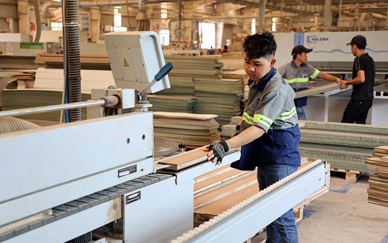 Sản xuất đồ gỗ xuất khẩu tại Công ty cổ phần INTERHOUSE LA thuộc Tập đoàn Xây dựng Hòa Bình, Khu công nghiệp Hòa Bình, huyện Thủ Thừa, tỉnh Long An. (Ảnh ĐĂNG ANH)