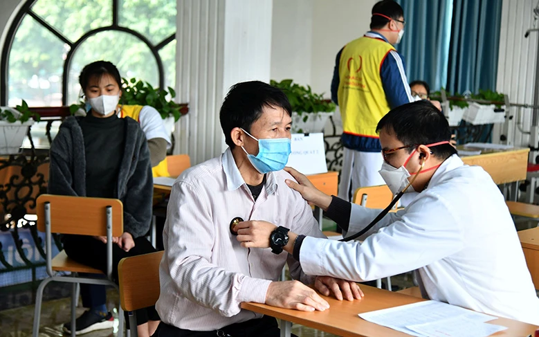 Khám, chữa bệnh cho người lao động tại quận Long Biên, Hà Nội. (Ảnh NGUYỄN ĐĂNG)