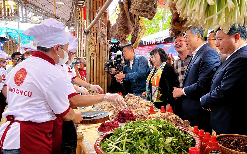 Các đại biểu, du khách tham quan gian hàng chế biến phở tại Festival Phở 2024.