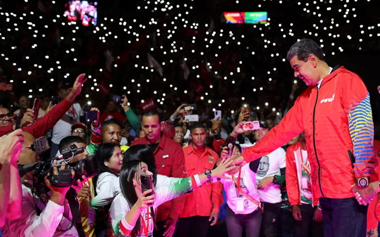 Tổng thống Venezuela Nicolas Maduro gặp đông đảo người ủng hộ. (Ảnh REUTERS)