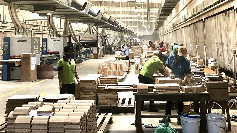Sản xuất hàng xuất khẩu tại Công ty TNHH sản xuất đồ gỗ xuất khẩu Woodmax (Bình Dương).