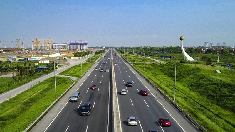 Đường cao tốc Hà Nội-Hải Phòng với thiết kế 6 làn xe, 2 làn khẩn cấp được mô tả là tuyến đường hiện đại nhất Việt Nam. (Ảnh AN CÔNG)