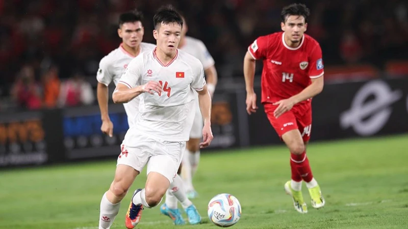 Pha tranh bóng giữa cầu thủ đội tuyển Việt Nam (áo trắng) và Indonesia ở trận lượt đi trên sân Bung Karno. (Ảnh VFF)