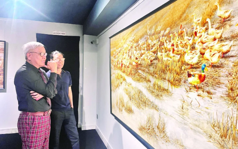 Tranh của họa sĩ Đặng Quang Tiến trong triển lãm “Nhiệt”. 