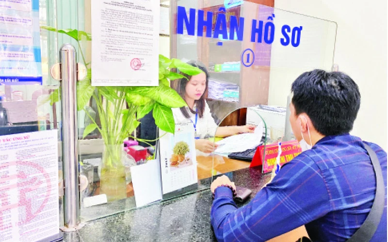 Giải quyết thủ tục hành chính tại Bộ phận một cửa phường Trung Hòa, quận Cầu Giấy, Hà Nội. 