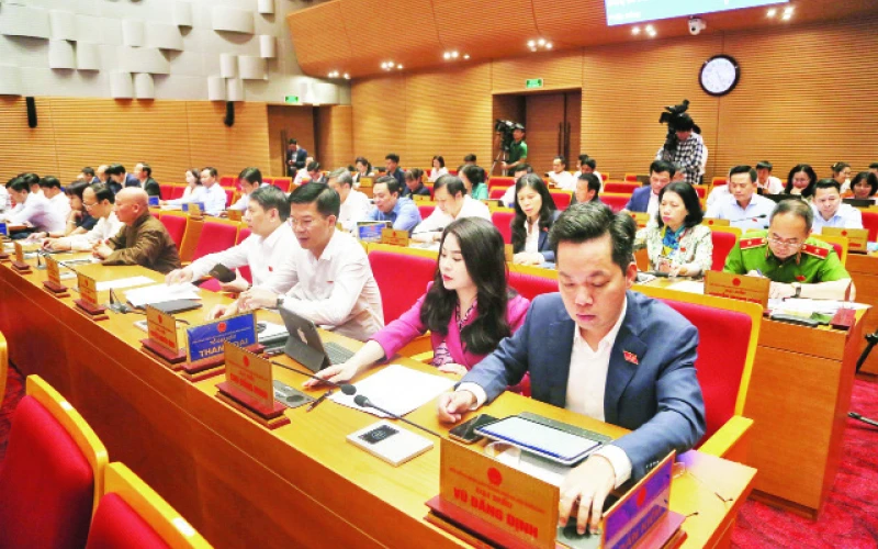 Các đại biểu Hội đồng nhân dân thành phố Hà Nội bấm nút biểu quyết thông qua Quy hoạch Thủ đô Hà Nội thời kỳ 2021-2030, tầm nhìn đến năm 2050.