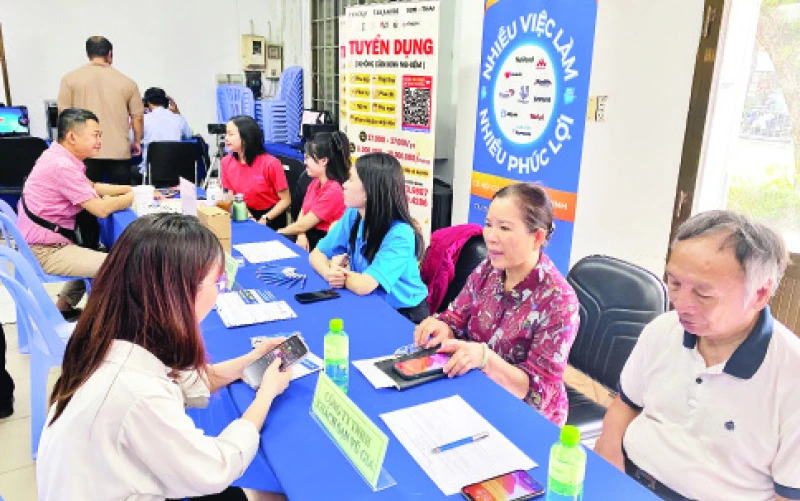 Ứng viên tham gia Sàn việc làm tại Trung tâm Dịch vụ việc làm Thành phố Hồ Chí Minh.