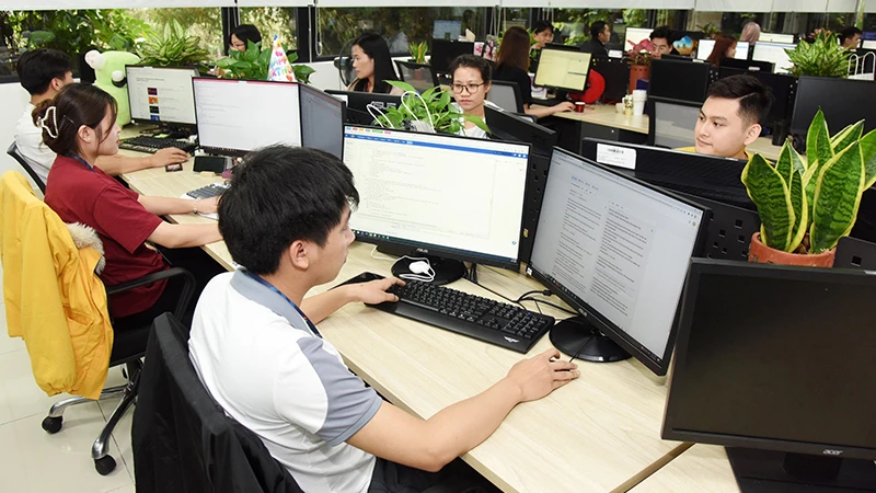 Kỹ sư Công ty TNHH Phần mềm FPT tại Khu công nghệ cao Hòa Lạc, huyện Thạch Thất, Hà Nội. (Ảnh AN KHÁNH)