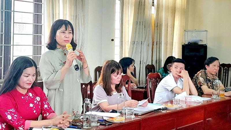 Các nhà văn tham gia tọa đàm do Nhà xuất bản Kim Đồng tổ chức về văn học thiếu nhi tại Hải Dương.