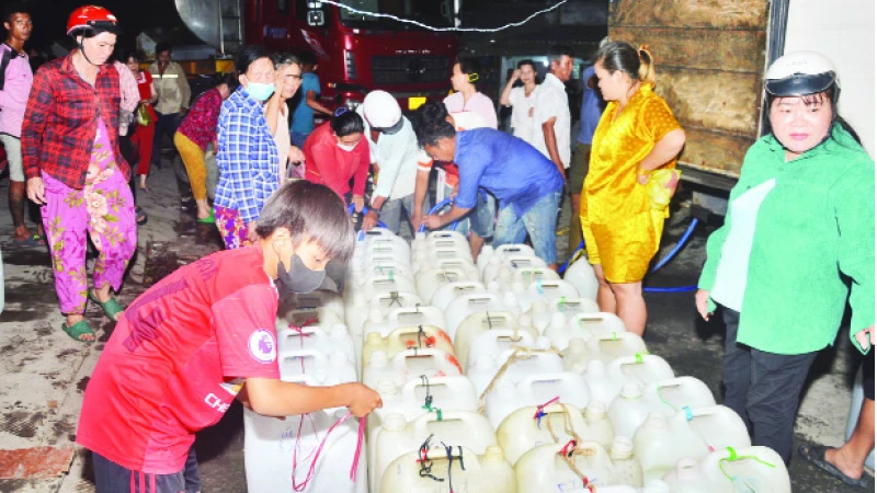 Người dân xã Tân Phước, huyện Gò Công Đông (Tiền Giang) đến lấy nước miễn phí từ các nhà hảo tâm.