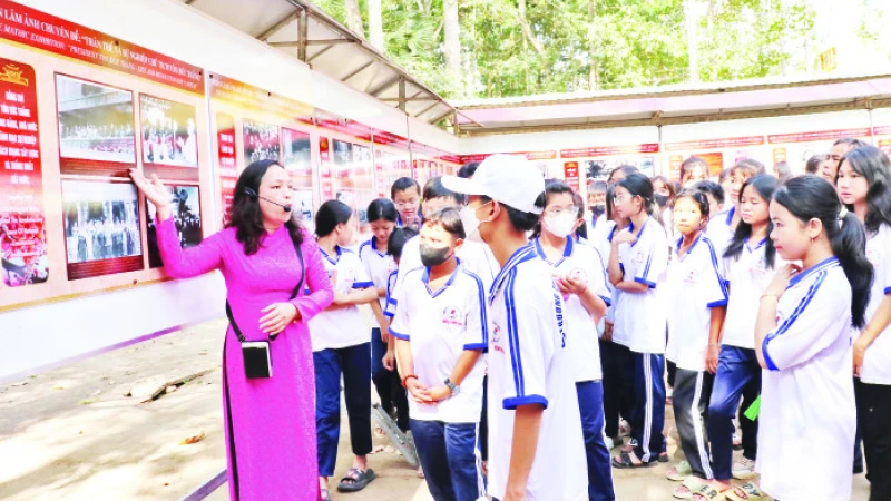 Học sinh Trường trung học cơ sở Phường 8, thành phố Trà Vinh nghe giới thiệu về Chủ tịch Tôn Đức Thắng. 